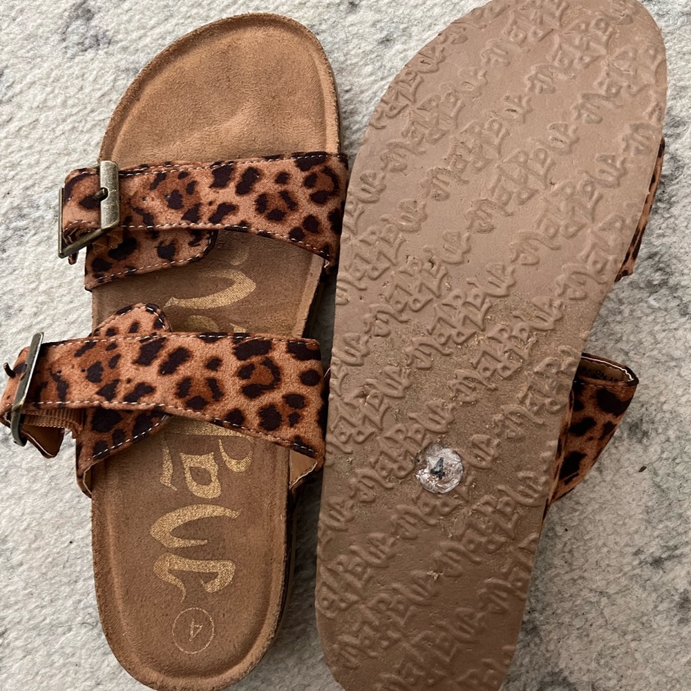 Size 4 in kids. Fits a size 6 in women. Never worn.